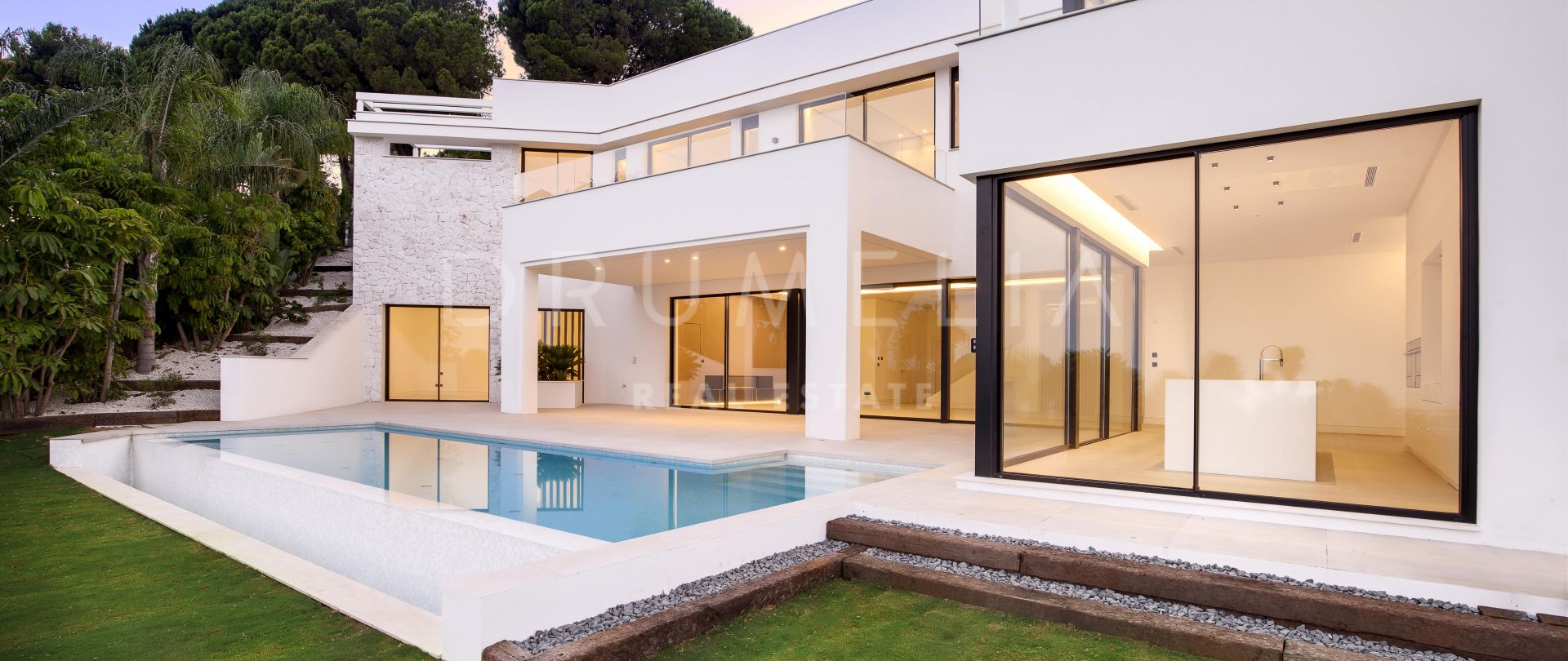 Helt ny chic modern villa i Rio Real Golf, Marbella Öst