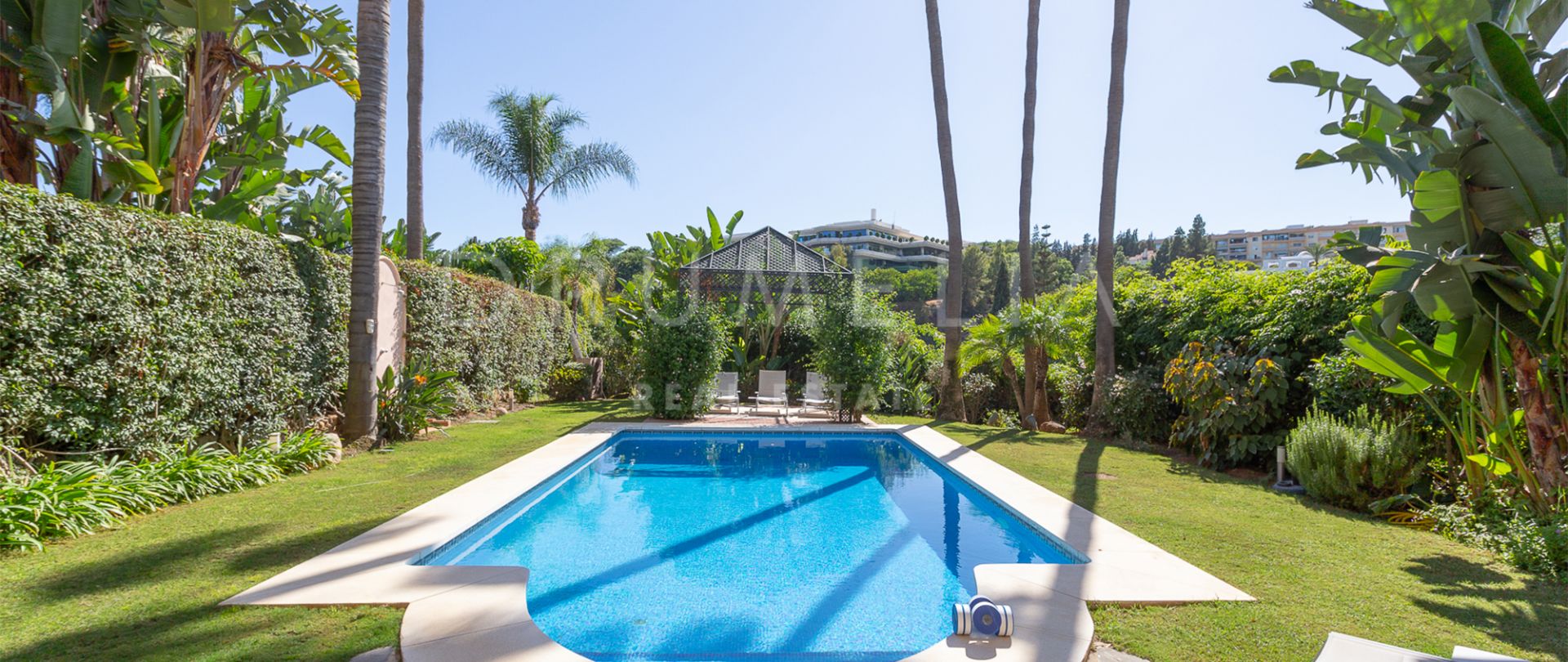 Belle villa familiale rénovée de style méditerranéen à vendre à Puerto Banús, Marbella.