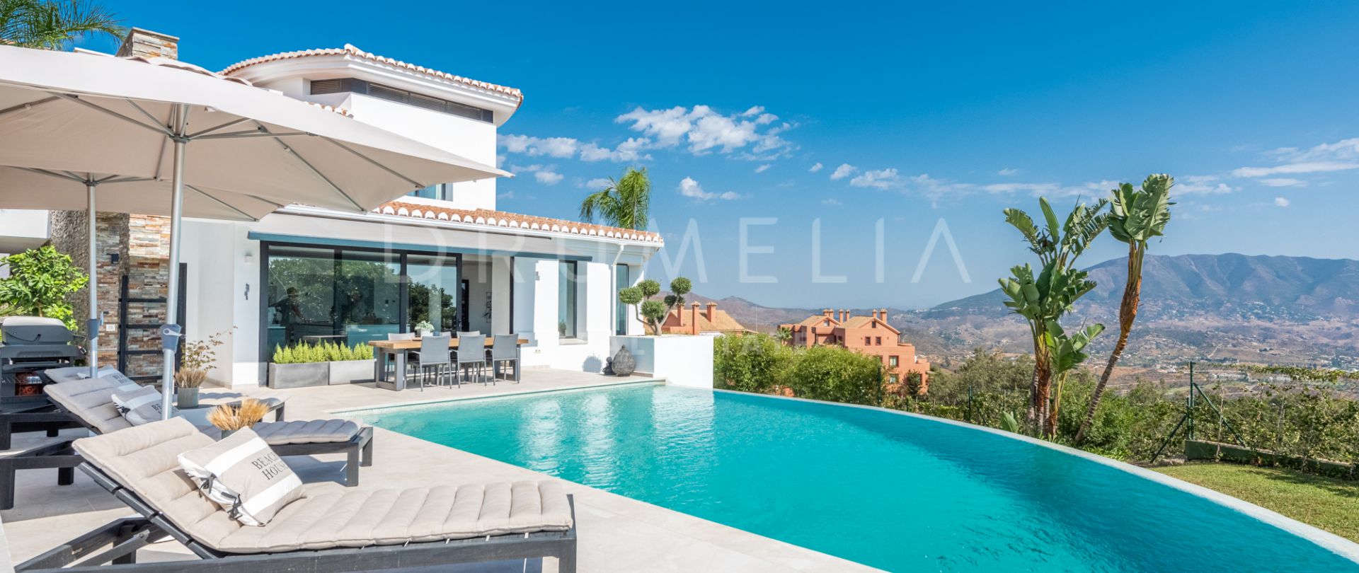 Preciosa villa de lujo reformada con vistas panorámicas al mar en La Mairena, Marbella Este.