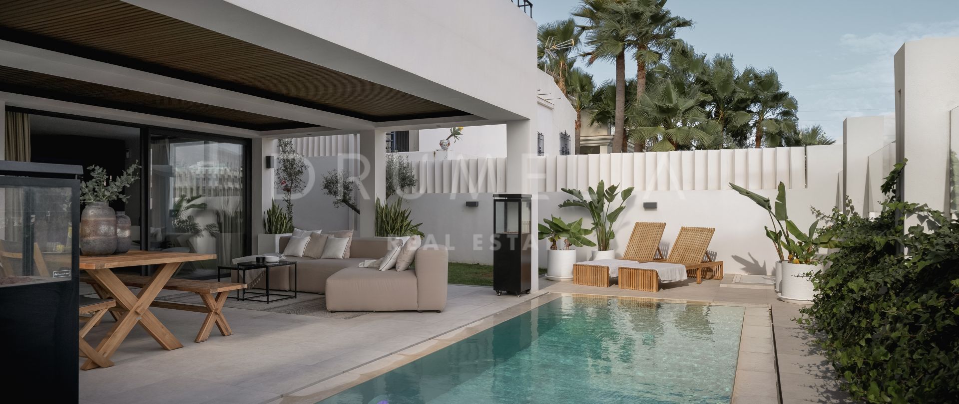Villa haut de gamme moderne et élégante avec vue panoramique à vendre à Nueva Andalucia, Marbella.