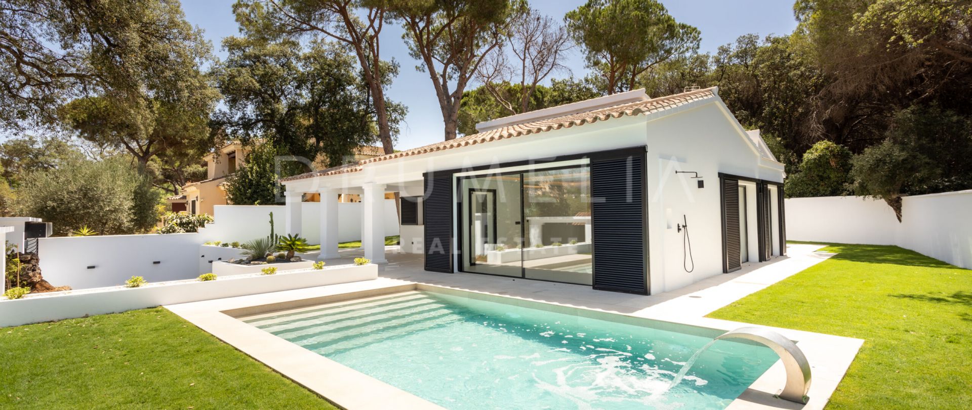 Charmante villa méditerranéenne de luxe près de la plage à Elviria, à l'est de Marbella.