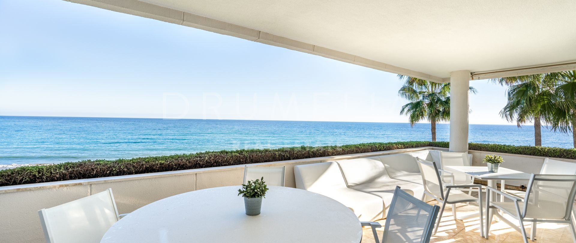 Front-line beach luxury apartment with panoramic sea views in Los Granados Playa, Estepona