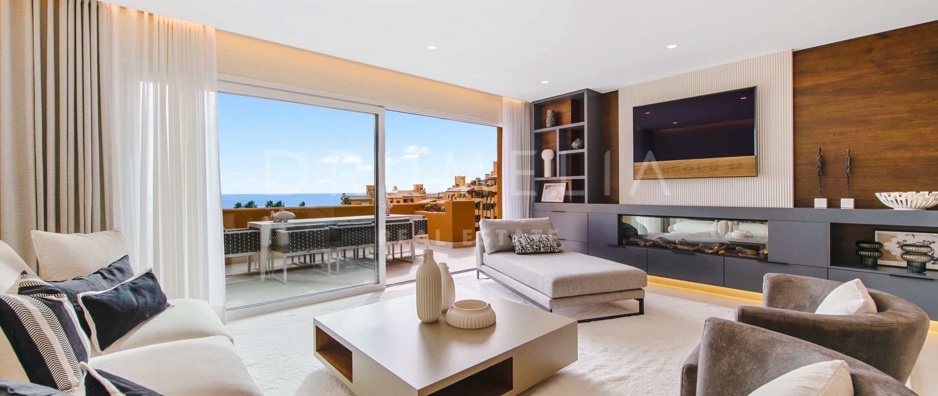 Magnificent high-end frontline beach apartment with sea views in Los Granados Del Mar, Estepona