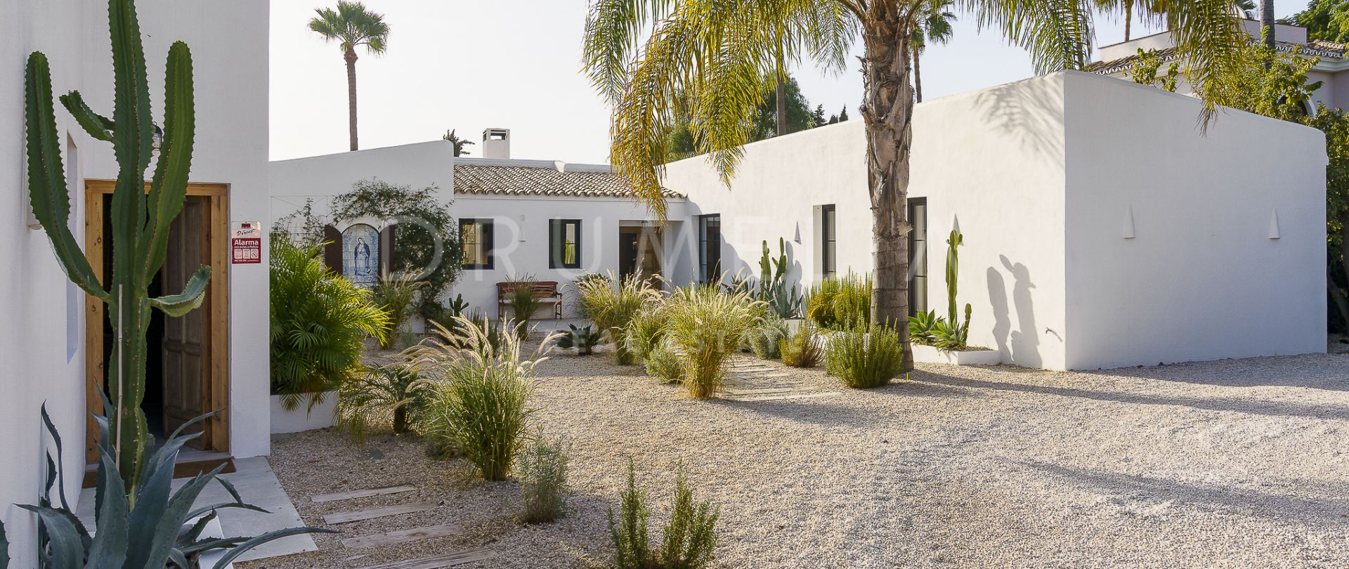 Vacker lyxig villa i Ibiza-stil till salu i Guadalmina Alta, San Pedro, Marbella