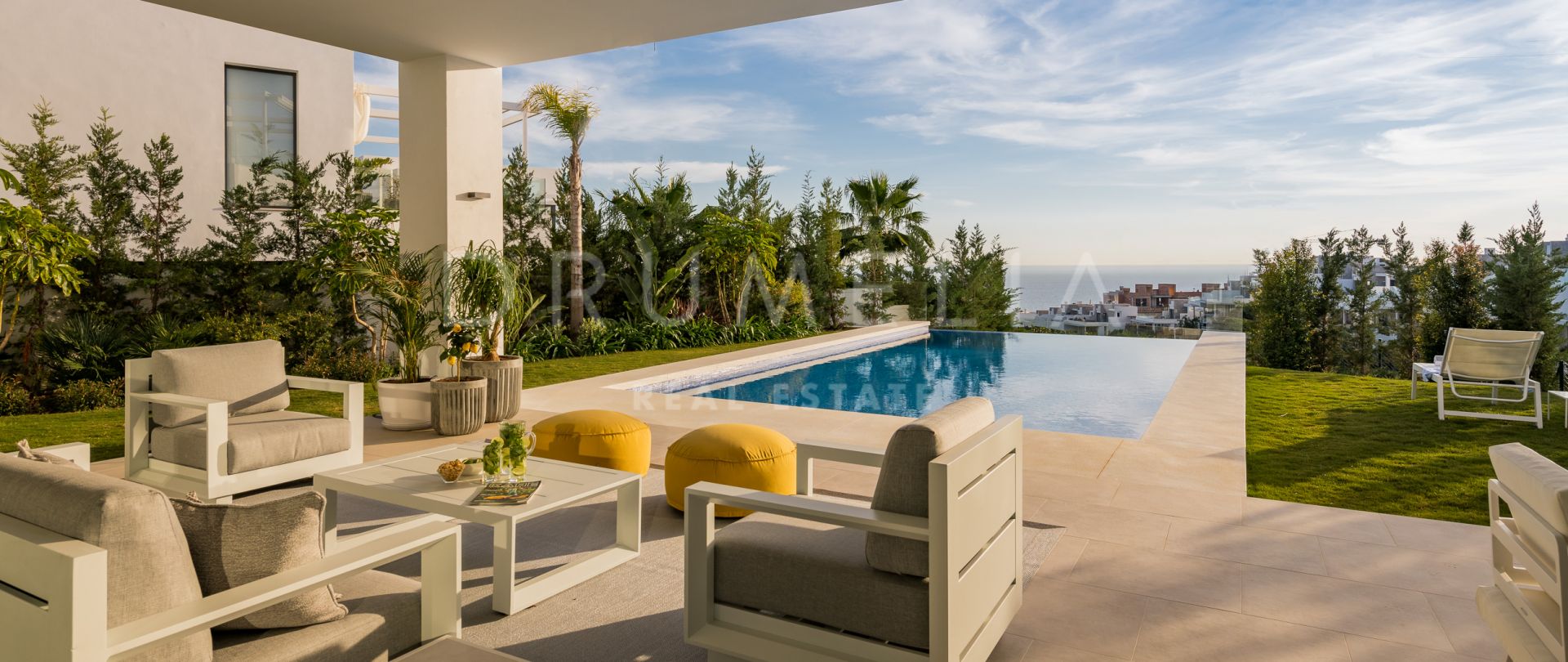 Preciosa villa de lujo a estrenar en primera línea de golf con vistas al mar en Cabopino, Marbella
