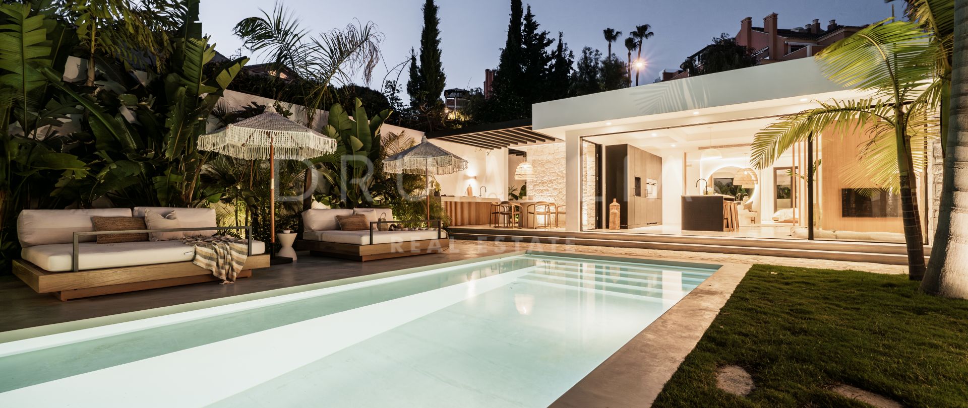 Superbe villa neuve de style balinais dans un emplacement de choix à Nueva Andalucia, Marbella