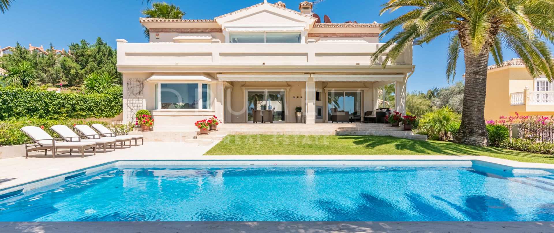 Elegante y moderna casa mediterránea con vistas a la montaña en Los Naranjos Golf, Nueva Andalucía, Marbella