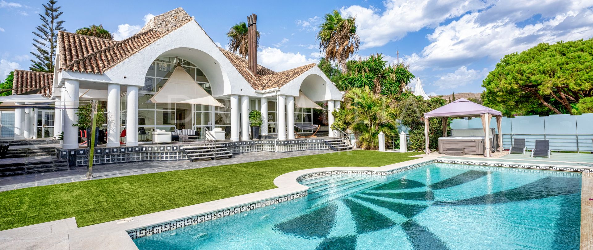 Villa de luxe unique face au terrain de golf à vendre à Aloha, Nueva Andalucía, Marbella.