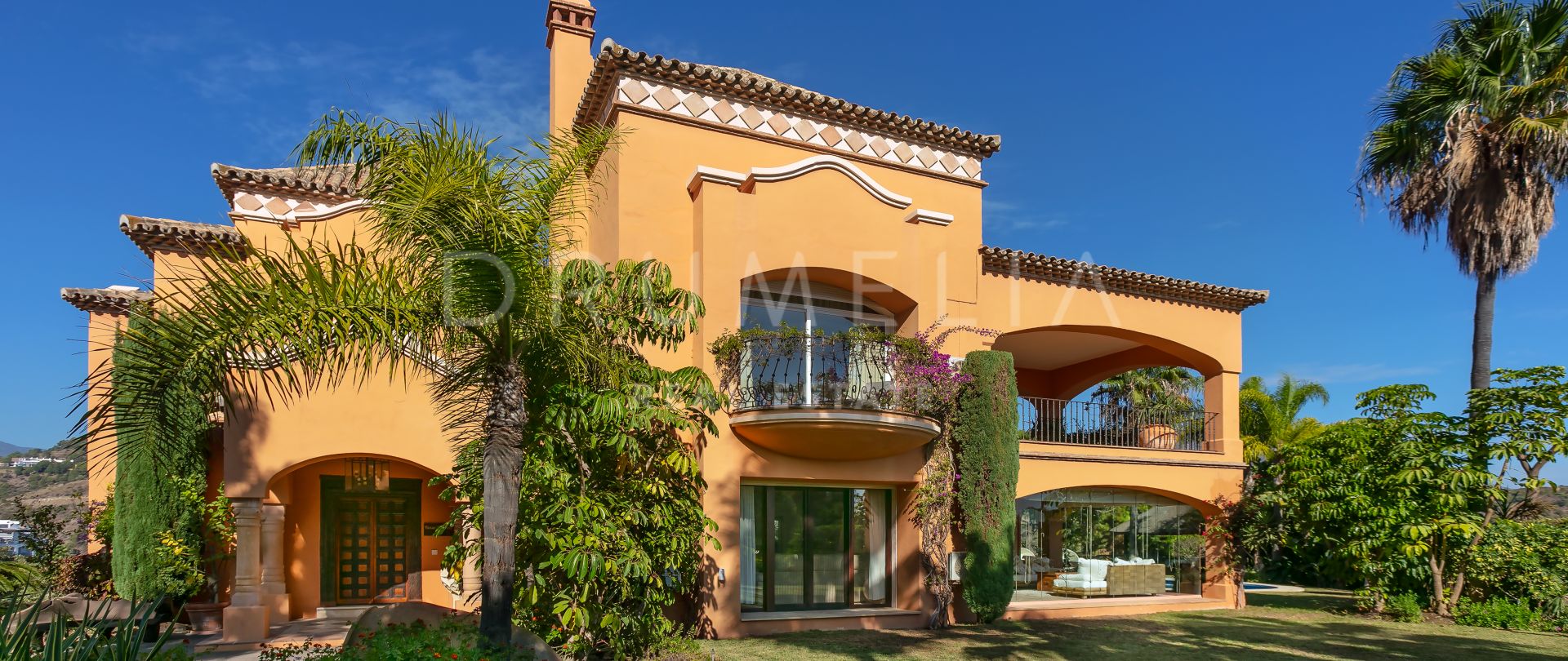 Classic style high-end villa with stunning views for sale in La Quinta Golf Resort, Benahavís