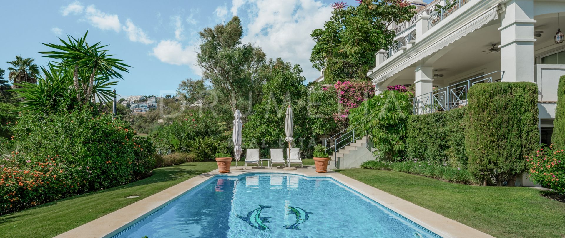Se vende elegante villa de alta gama con vistas al golf en la prestigiosa La Quinta Golf, Benahavís