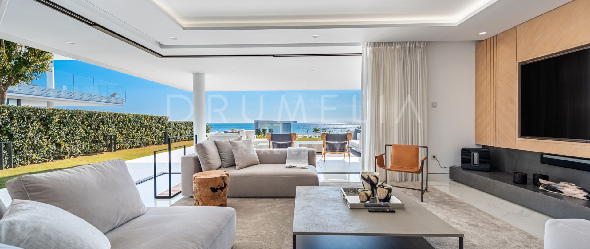 Mooi appartement aan het strand met panoramisch uitzicht op zee in Emare, New Golden Mile
