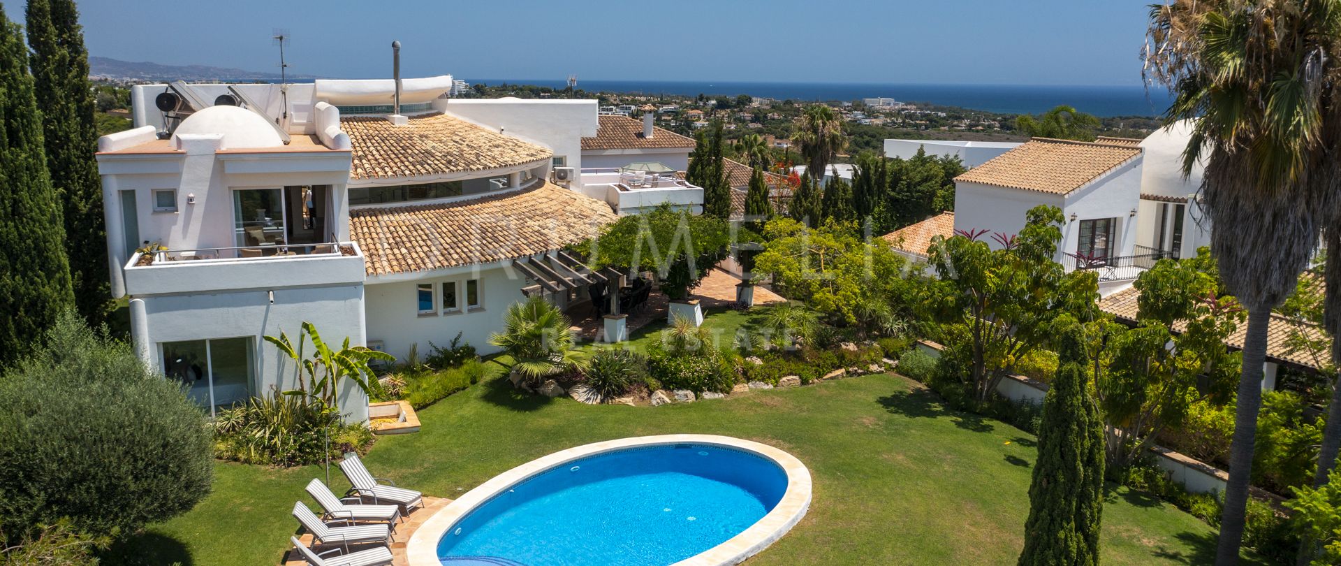Belle villa de luxe avec vue imprenable sur la mer à vendre à Los Flamingos Golf, Benahavis.