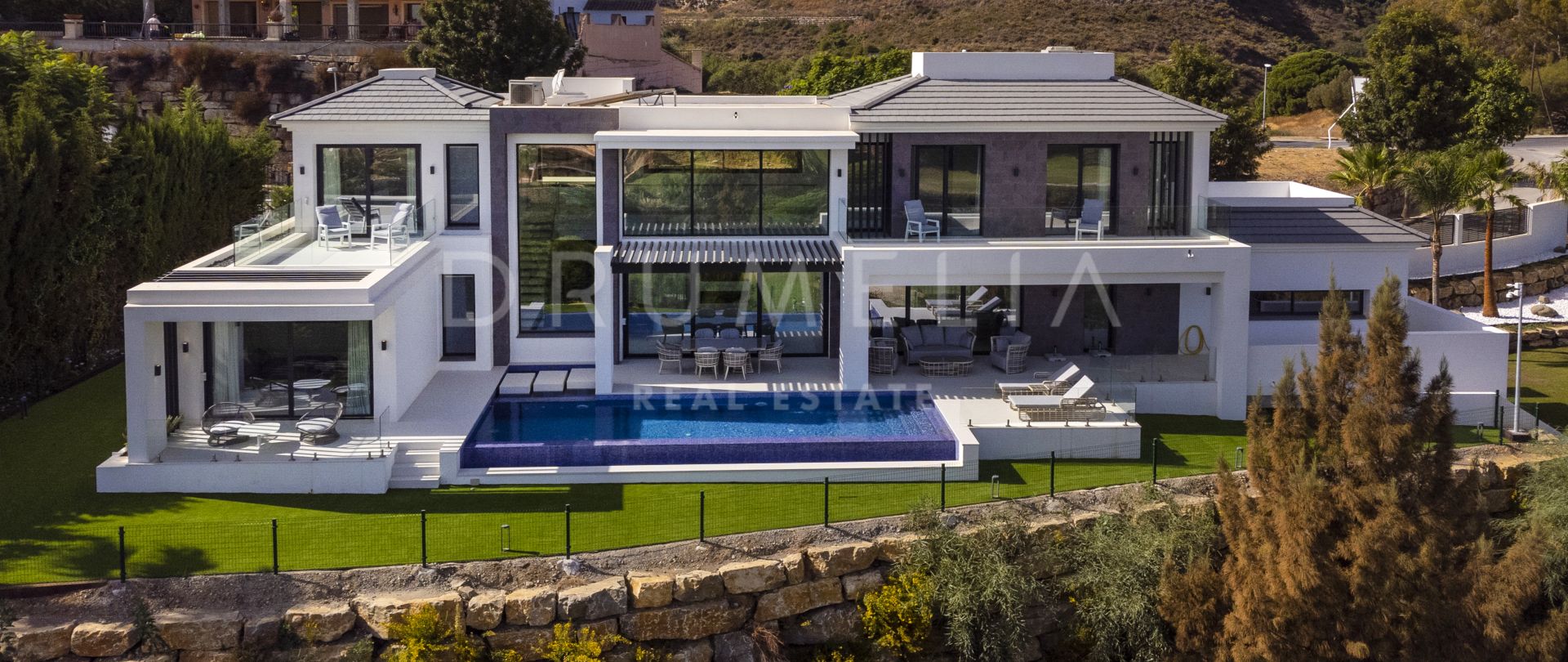 Preciosa villa moderna en primera línea de golf con vistas panorámicas en La Alquería, Benahavís