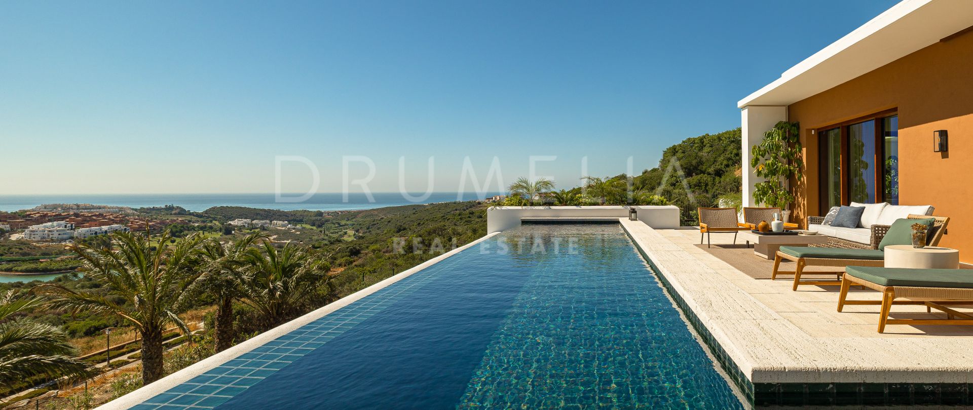 Elegante villa con vistas panorámicas al mar y al golf en Finca Cortesin Golf Resort