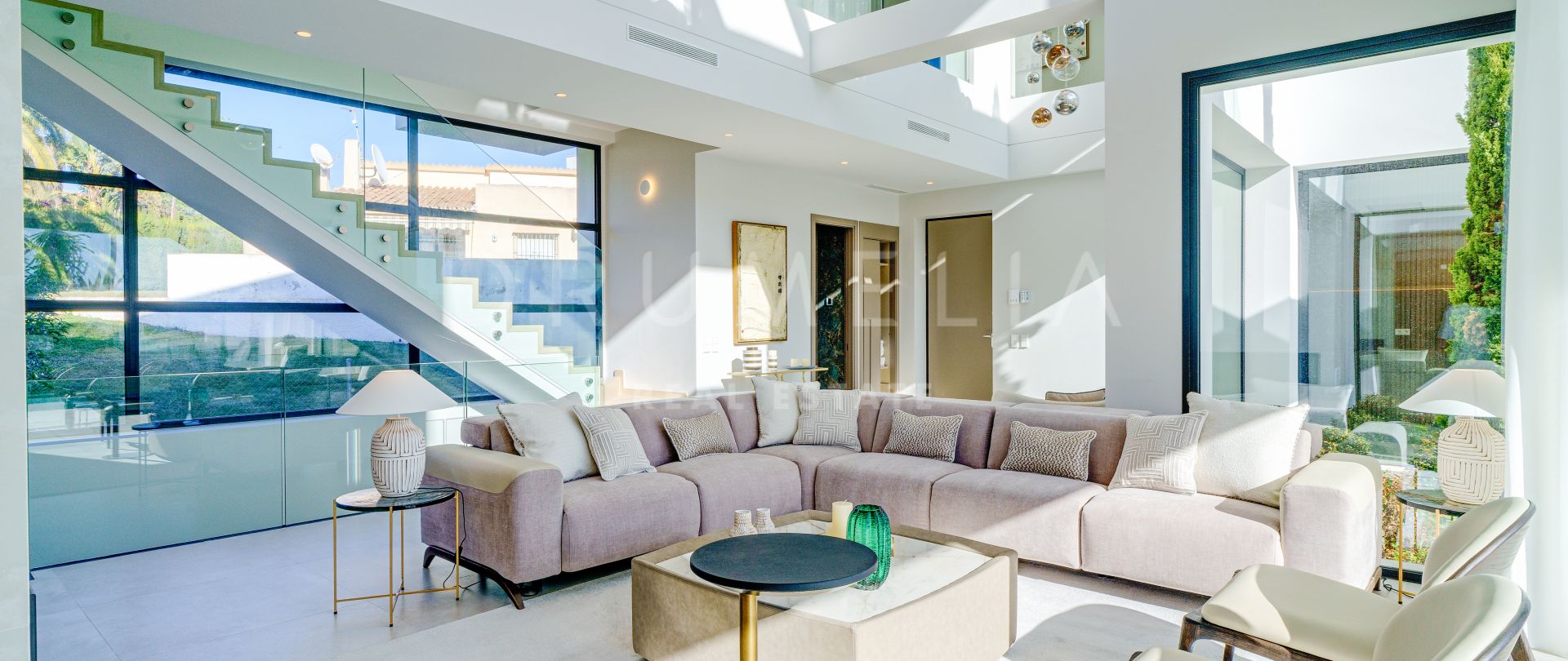 Prachtig project van een moderne gloednieuwe luxe villa te koop in Marbesa, Marbella Oost