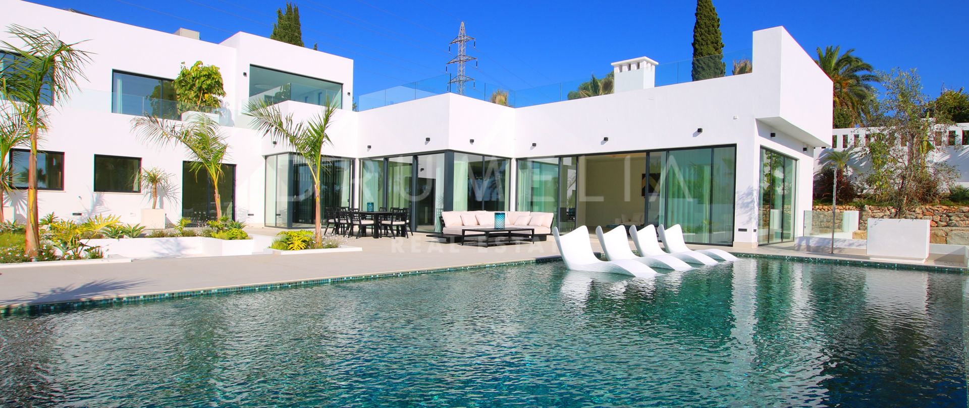 Moderne, splitter ny og elegant luksusvilla med panoramautsikt over sjøen til salgs i El Rosario, Marbella Øst.