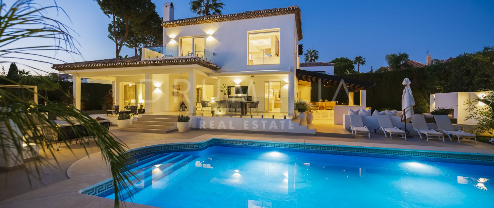 Villa im andalusischen Stil mit moderner und luxuriöser Einrichtung im Marbella Country Club