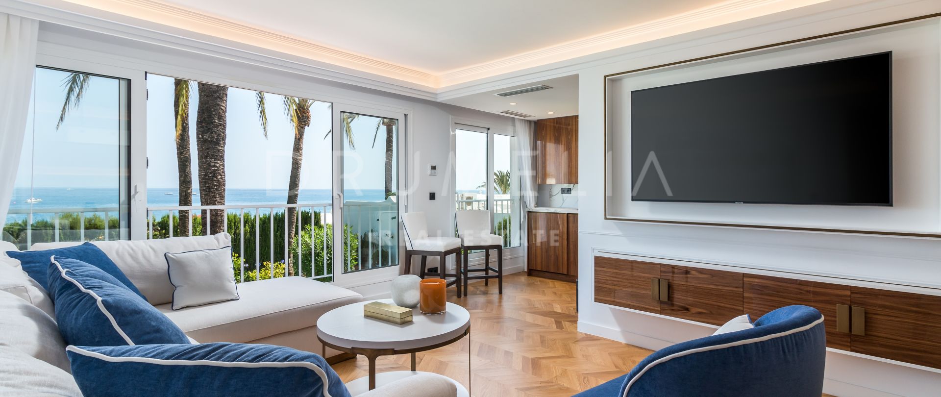 Atemberaubendes renoviertes Stadthaus in erster Strandlinie im El Oasis Club, Marbella
