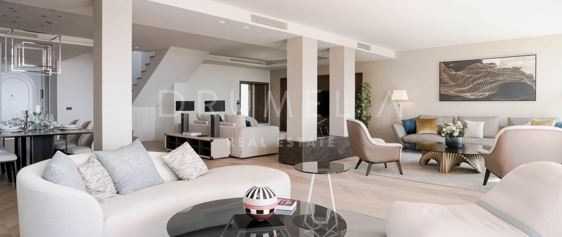 Atemberaubendes modernes Duplex-Penthouse mit atemberaubendem Meerblick in Nueva Andalucía
