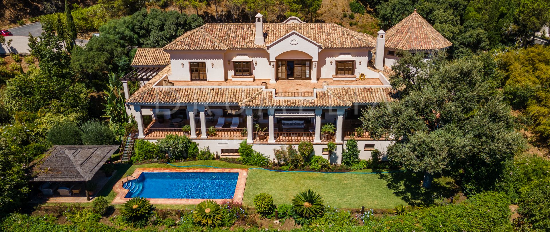 Increíble casa de lujo de estilo clásico con vistas panorámicas en venta en la zona alta de La Zagaleta, Benahavís