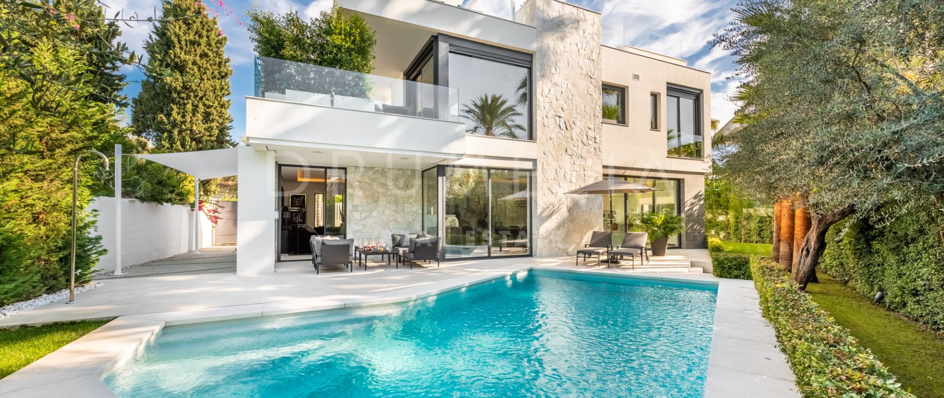 New sublime modern beachfront high-end house in Casablanca, Marbella Golden Mile