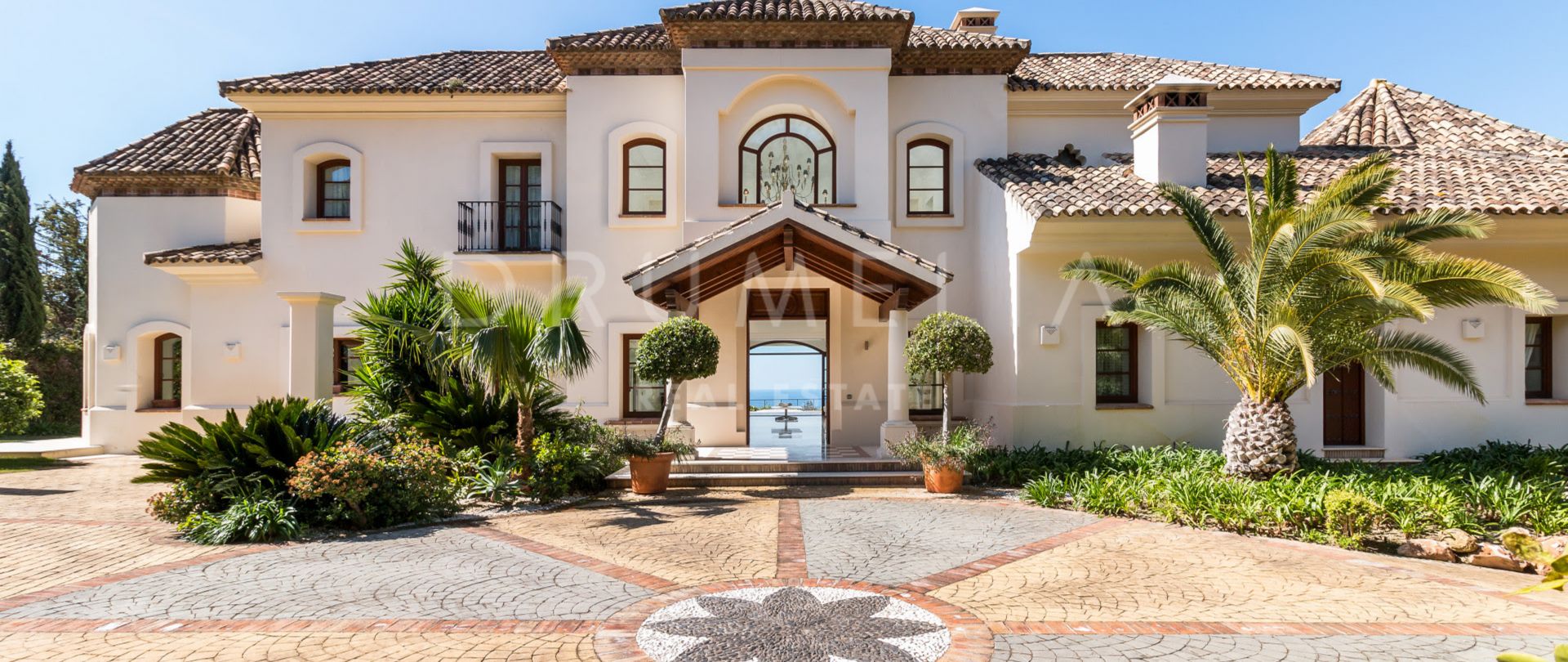 Magnífica Сlassic Grand Villa con vistas panorámicas en venta en Los Picos, Marbella Golden Mile