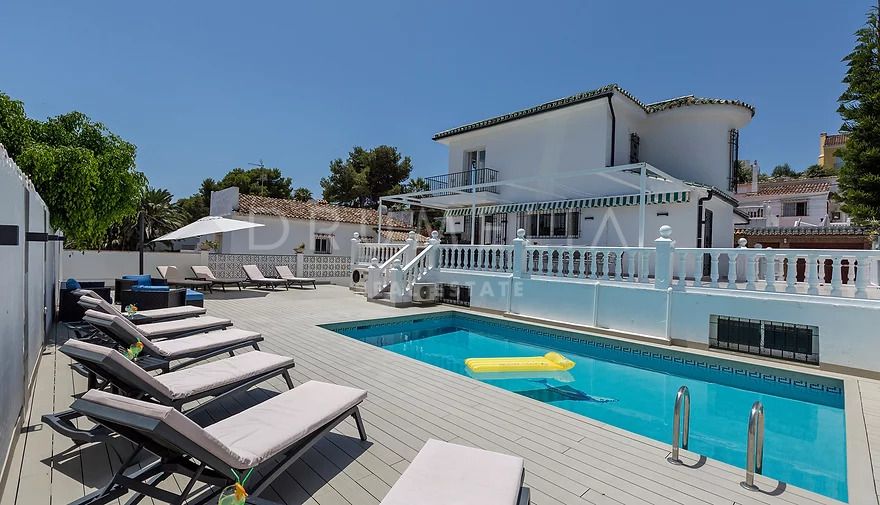 Casa familiar en venta en Nueva Andalucía, Marbella, reformada con mucho gusto