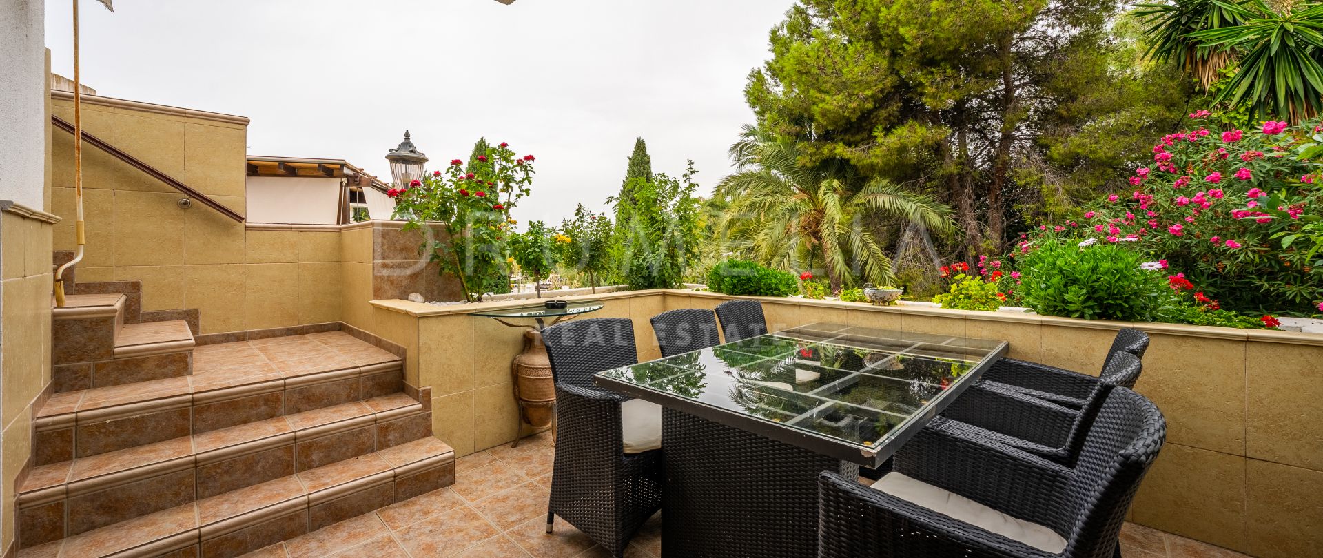 Prachtig stijlvol appartement met groot terras te koop in Kings Hills aan Marbella's Golden Mile.