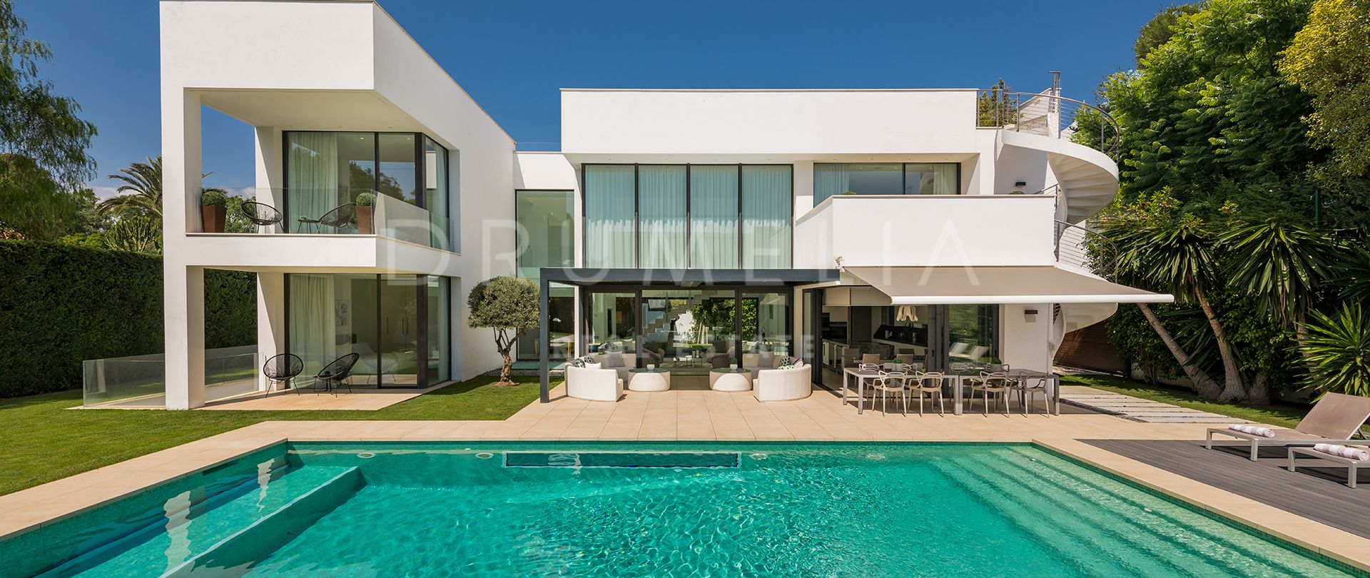 Nieuw Uitzonderlijk modern luxe huis aan het strand in Puerto Banus te koop, Marbella