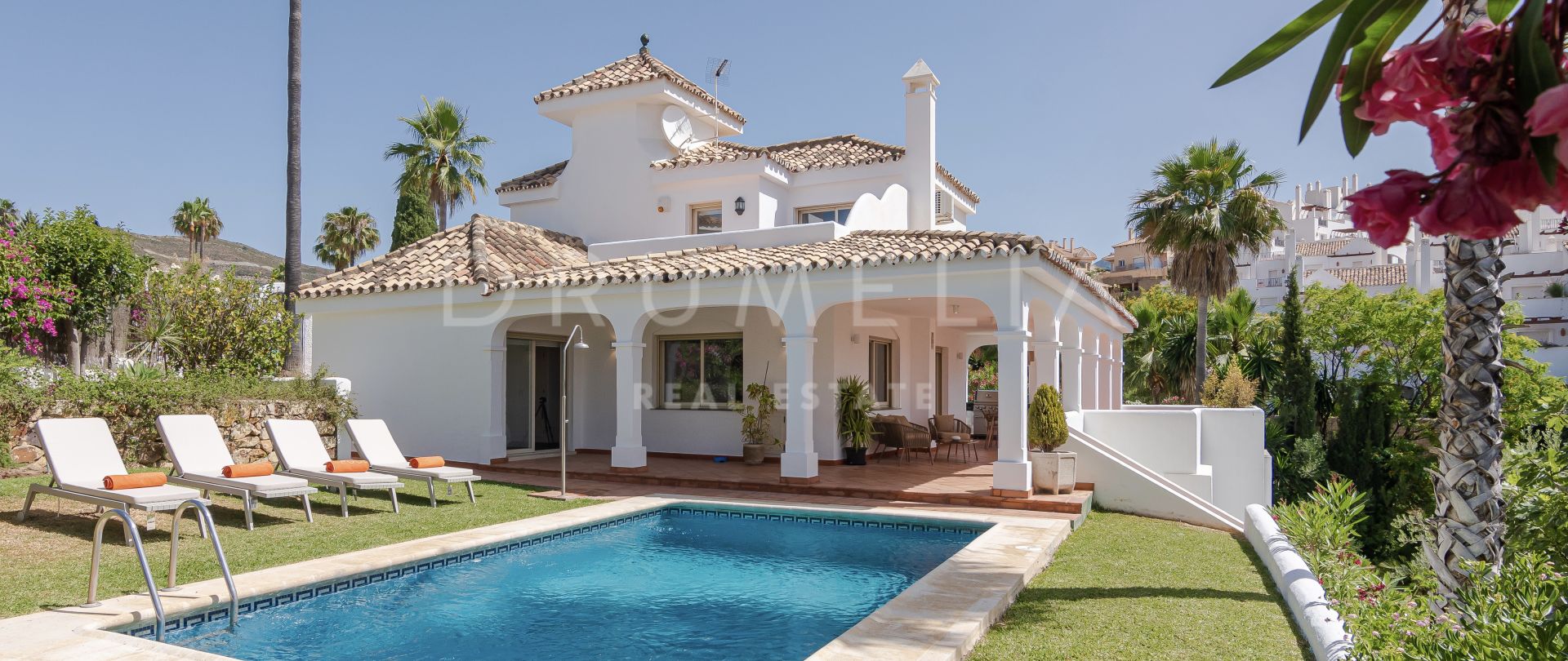 Charmante luxe villa met groot potentieel in Los Naranjos Hill Club, Nueva Andalucia, Marbella.