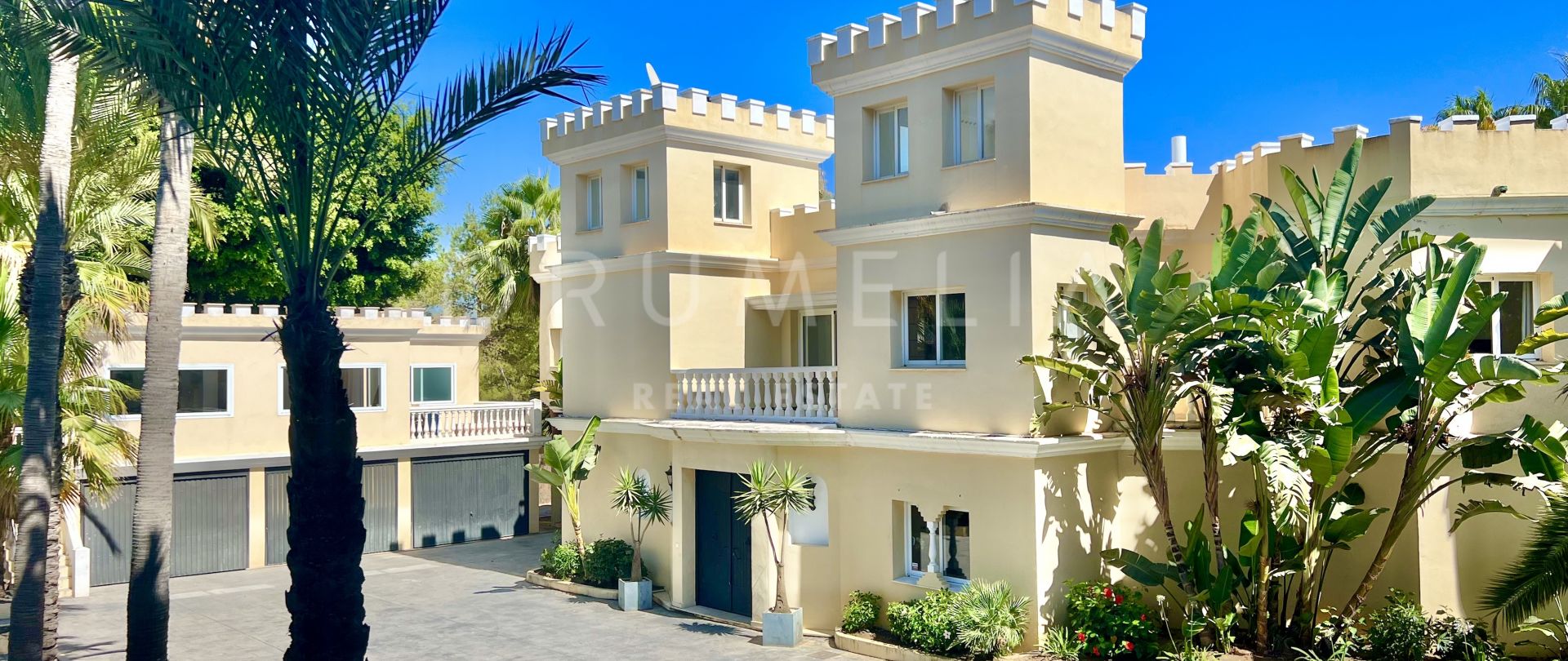 Preciosa mansión con proyecto y vista al mar en venta en Rocío de Nagüeles, Marbella