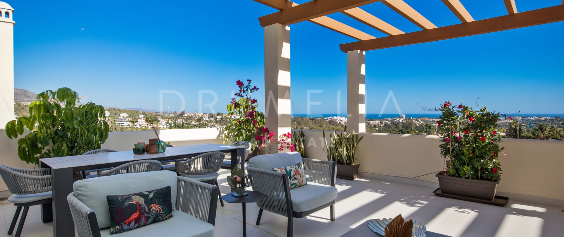 Penthouse moderne de luxe en duplex rénové avec une vue imprenable sur la mer et les montagnes à Los Belvederes, Nueva Andalucía, Marbella.