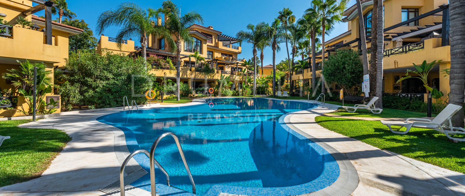 Wunderschöne Luxus-Wohnung zum Verkauf in Strandnähe Bahia de Banus, Puerto Banus, Marbella.
