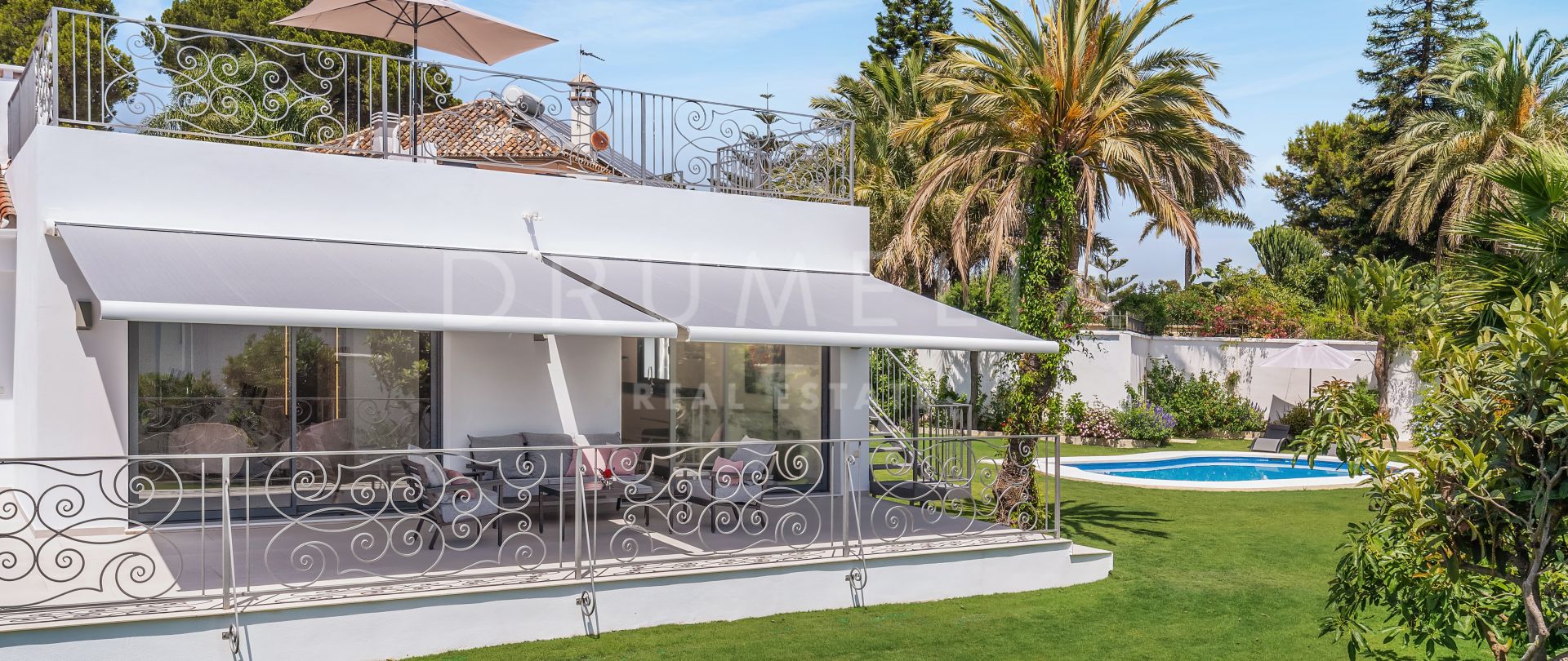 Exquise villa de luxe entièrement rénovée avec vue sur la mer à vendre à Atalaya Isdabe, Estepona.