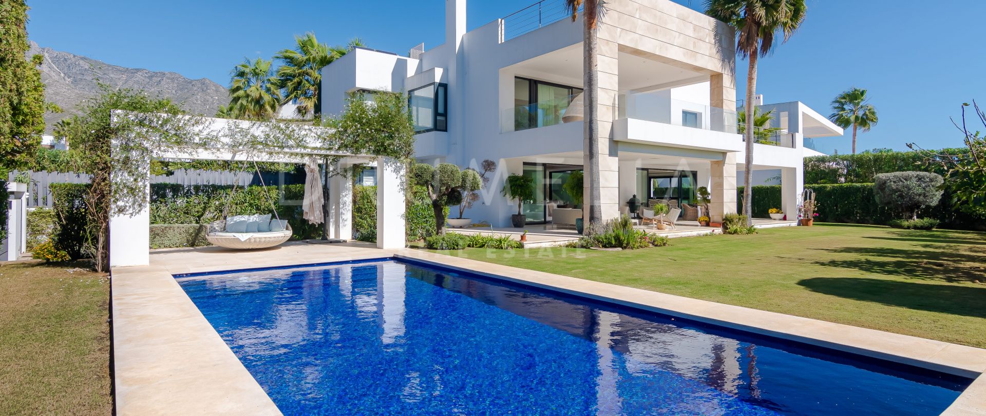 Moderne schicke Villa zum Verkauf in prestigeträchtigen Altos de Puente Romano, Marbella Golden Mile
