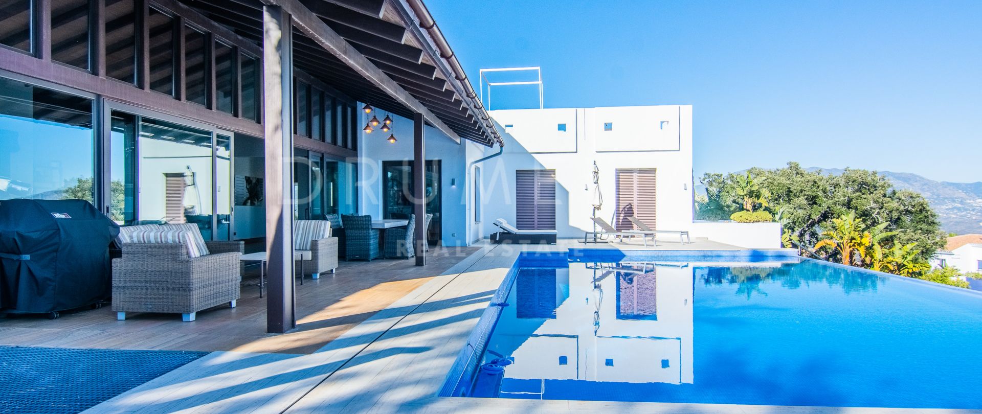 Modern chic luxury villa with sea and mountain views in La Mairena, Marbella East
