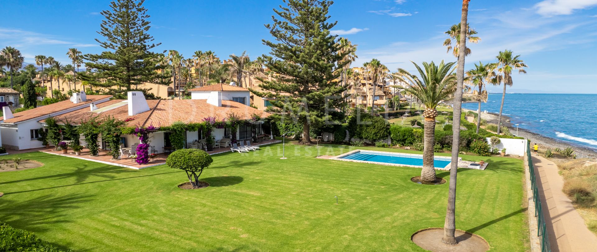 Maison de luxe en bord de mer avec grand terrain, vue sur la mer et accès direct à la plage à Estepona