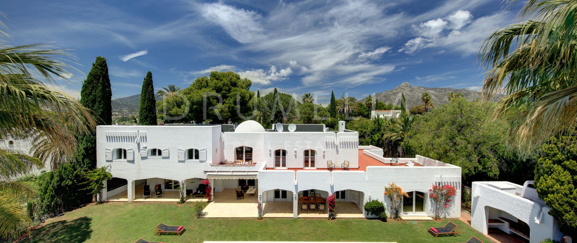 Vackert lyxigt hus i andalusisk stil i Atalaya de Rio Verde, Nueva Andalucía, Marbella