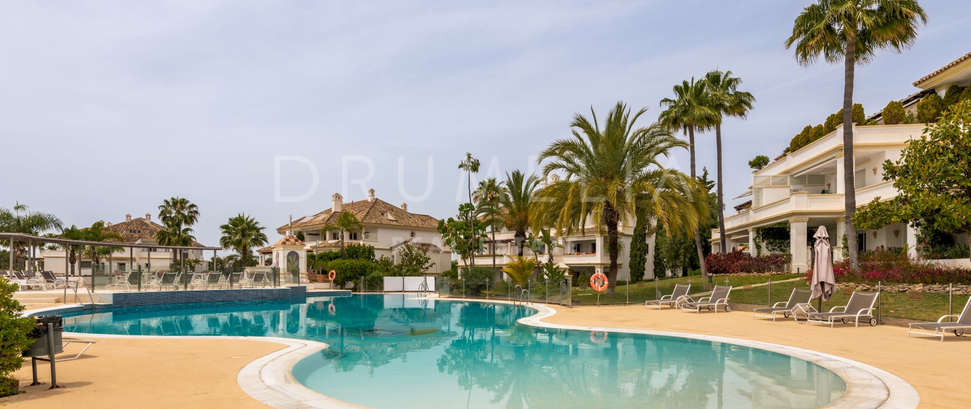 Lyxig helrenoverad elegant lägenhet i Monte Paraiso, Marbella Golden Mile
