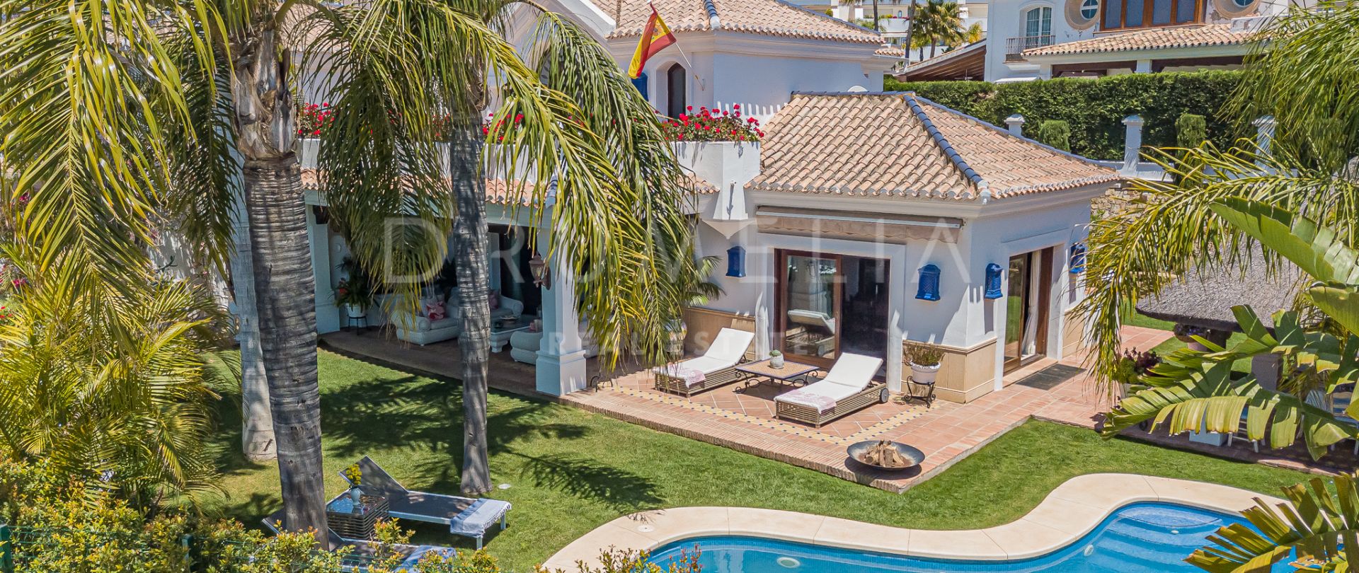Stilfullt familjehus med hög standard vid stranden i Bahia de Marbella, Marbella Öst
