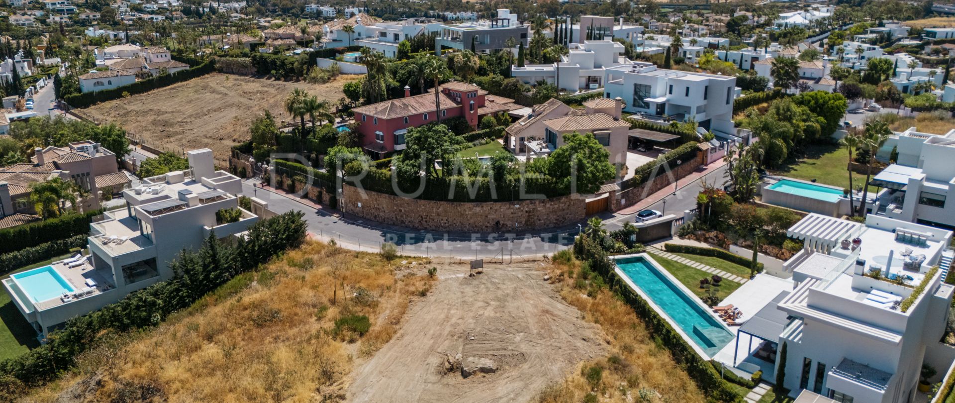 Utmärkt tomt med projekt och licens i Haza del Conde, Nueva Andalucía