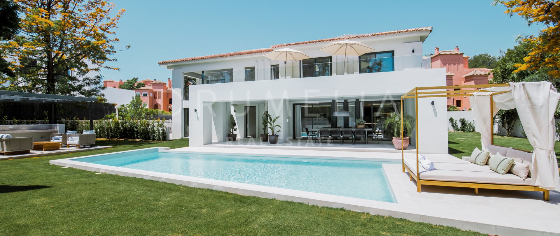 Prachtige nieuwe moderne luxe villa aan het strand in Guadalmina Baja, San Pedro