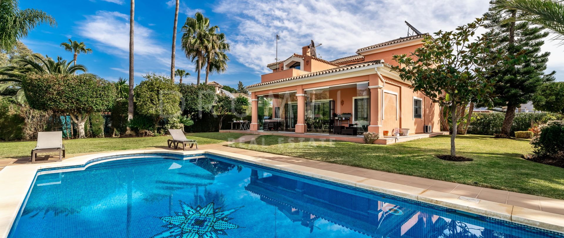 Preciosa villa de lujo de estilo mediterráneo en la encantadora zona de Atalaya, Estepona