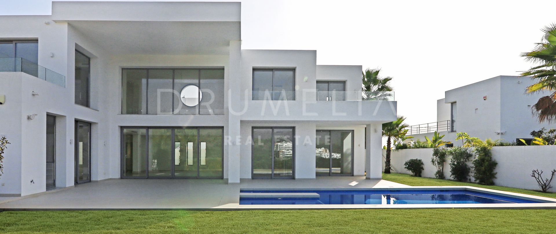 Neue elegante Luxusvilla im zeitgenössischen Stil in Puerto del Capitan, Benahavis