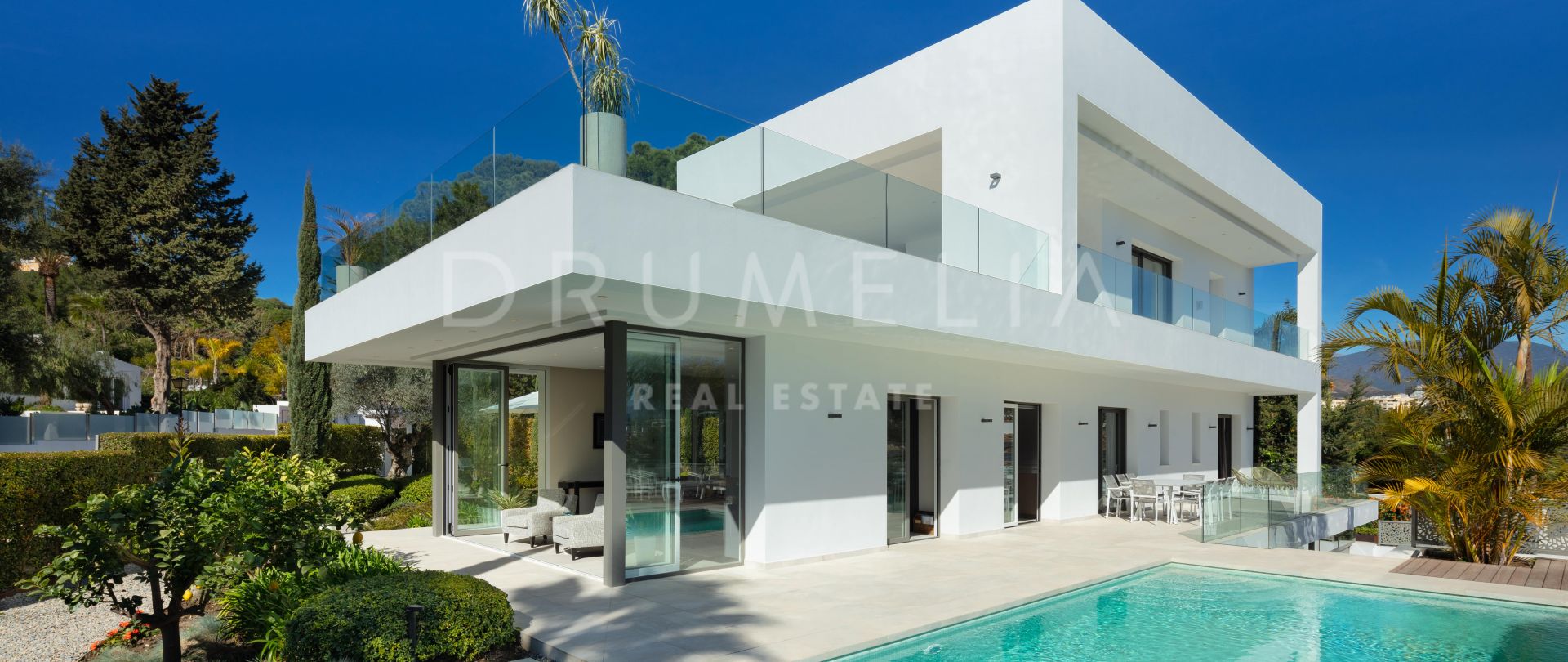 Nouvelle villa de luxe de style contemporain avec des vues pittoresques à Nueva Andalucía