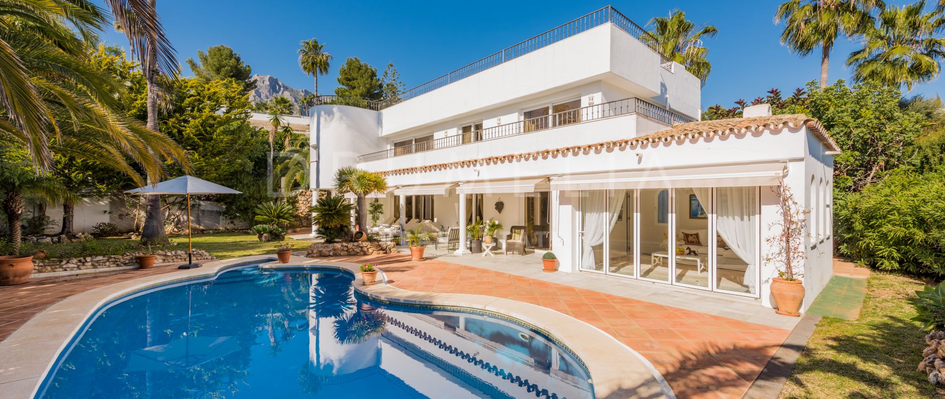 Elegante Luxusvilla mit atemberaubender Aussicht in Altos Reales, Marbella Golden Mile