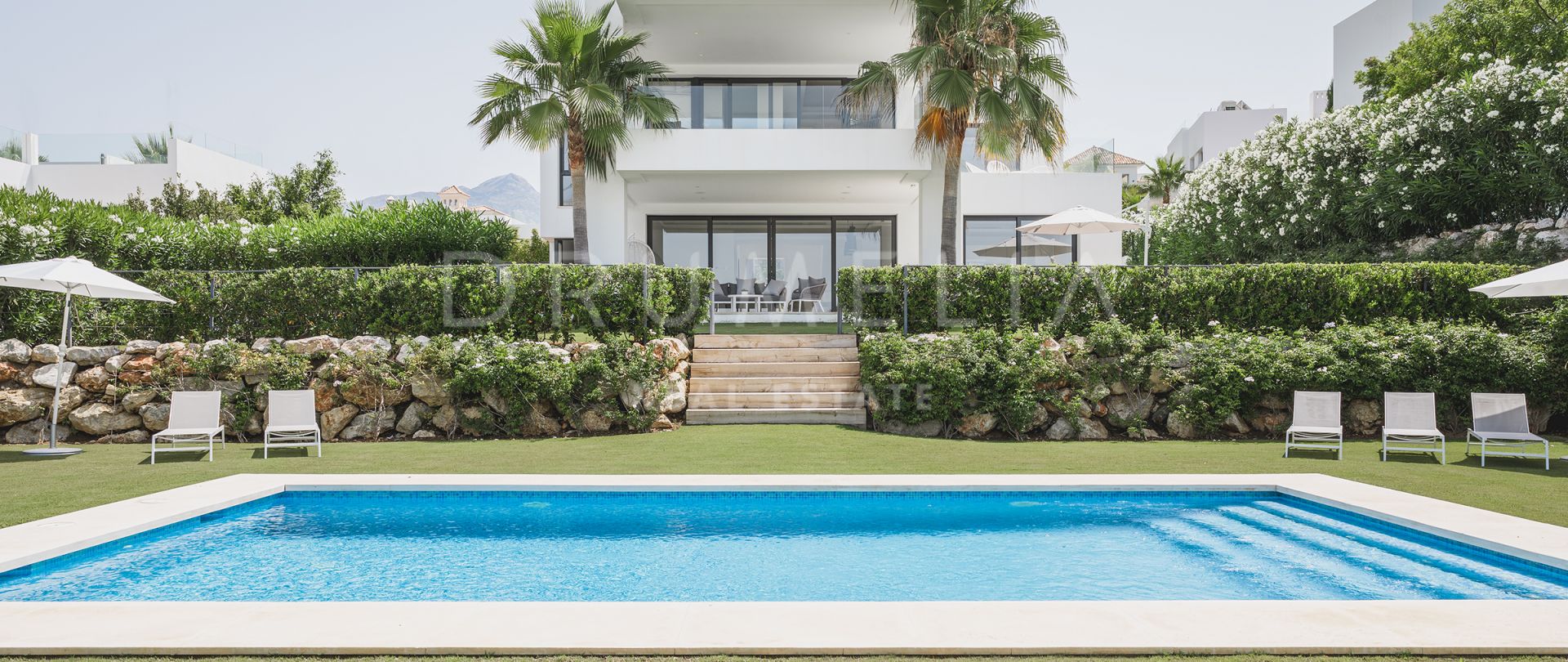 Neue zeitgenössische High-End-Villa für modernen Lebensstil, Los Olivos, Nueva Andalucía