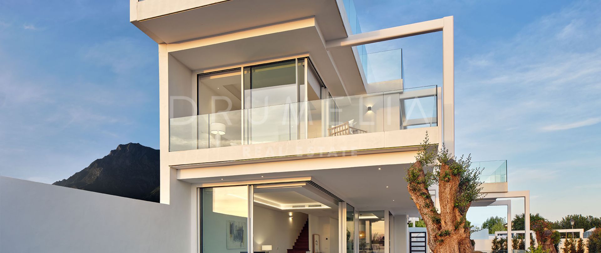 Indrukwekkend nieuw modern luxe herenhuis met prachtig zeezicht, Marbella