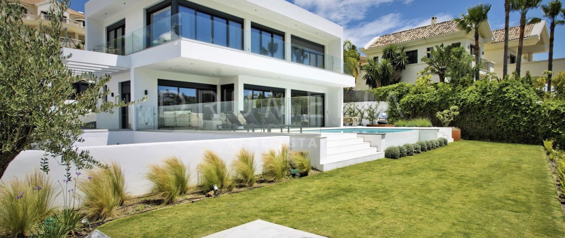 Nouvelle villa de luxe moderne et stylée en première ligne de golf à La Alqueria, Benahavis