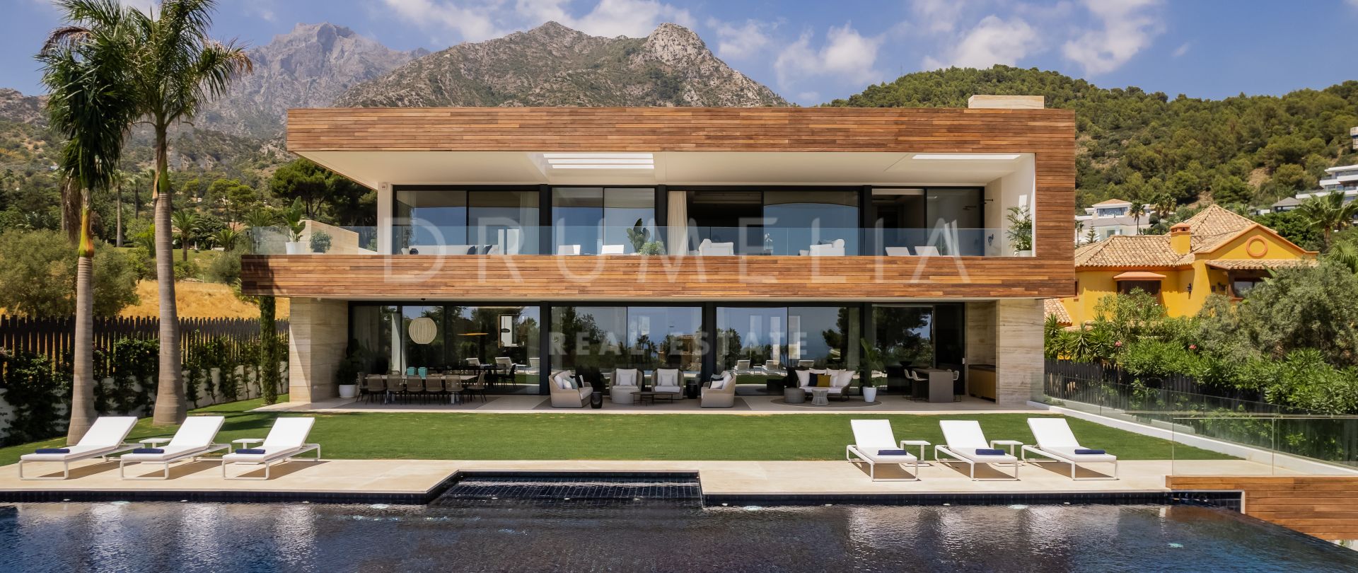 Stor helt ny villa med fantastisk utsikt i Cascada de Camoján på Marbellas Golden Mile.